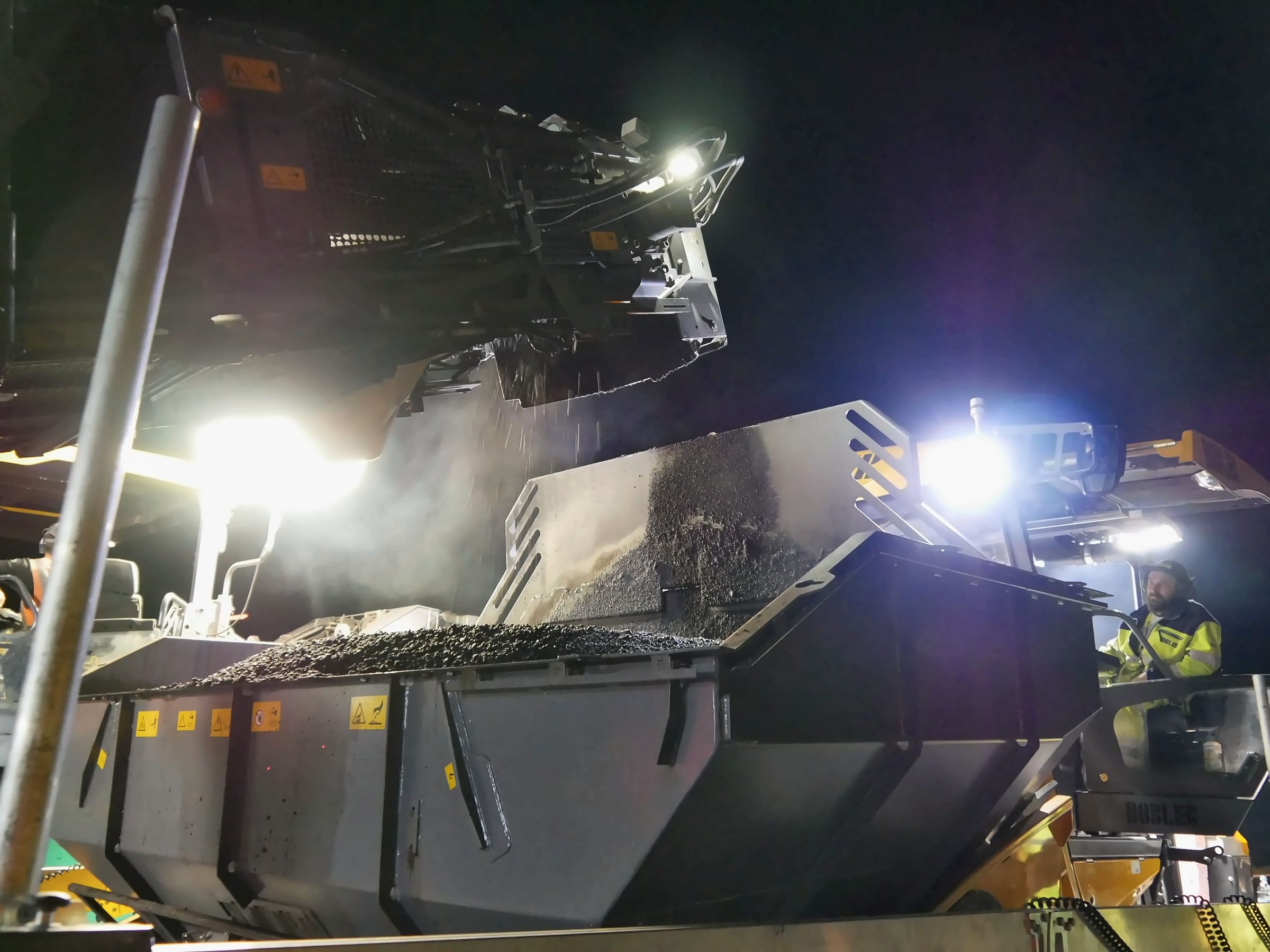 Asphalteinbau bei Nacht auf der A 7
