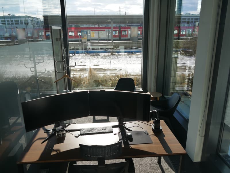 Blick aus dem Stadtbüro auf die S-Bahn-Haltestelle Donnersberger Brücke